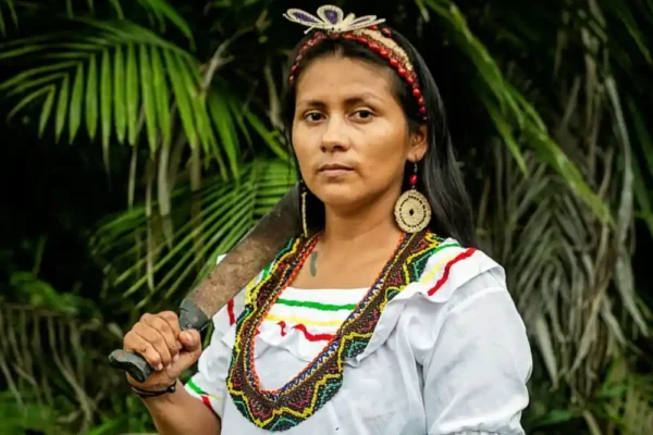 Su primer artículo científico, cuenta Avita Taricuarima, empezó a gestarse mientras comía una sopa de pescado. Foto: Patrick Murayari